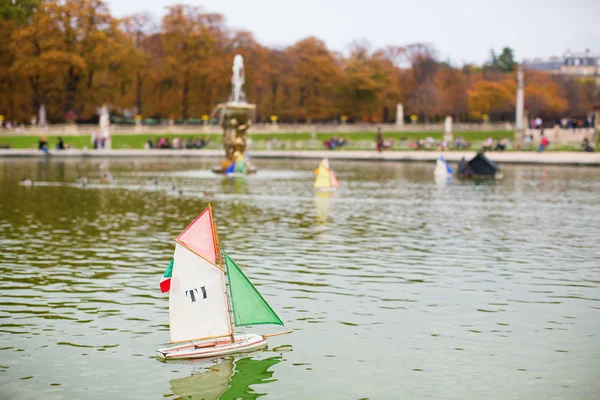 Barche giocattolo nel Giardino di Lussemburgo di Parigi — Foto Stock