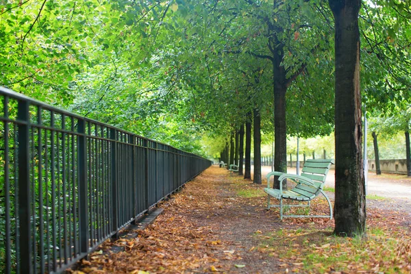 Parco parigino vuoto in un giorno d'autunno — Foto Stock