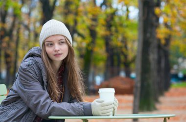 Kız Açık bir kafede kahve içme