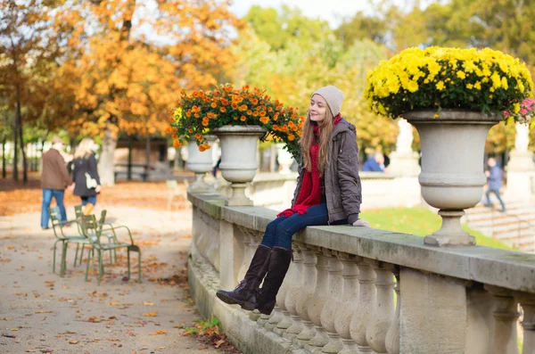 Chica alegre disfrutando de un día de otoño —  Fotos de Stock