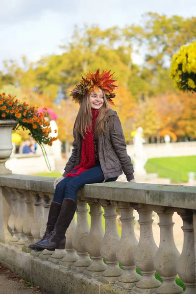 Chica alegre disfrutando de un día de otoño — Foto de Stock