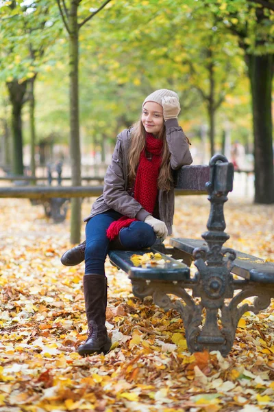 Chica alegre disfrutando de día de otoño brillante —  Fotos de Stock