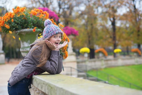 公園で若い女の子に驚く — ストック写真