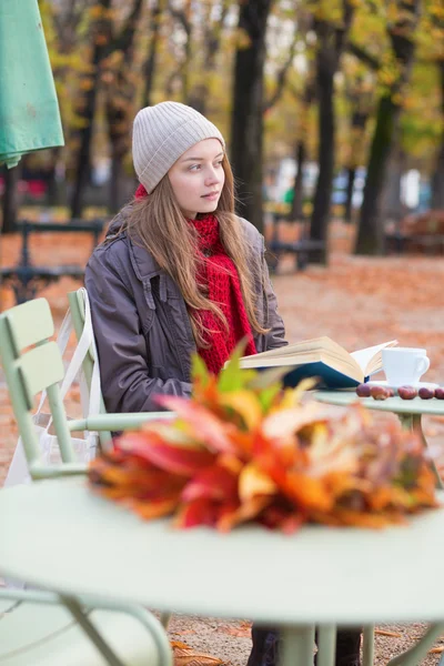 Fata citind o carte într-o cafenea în aer liber — Fotografie, imagine de stoc