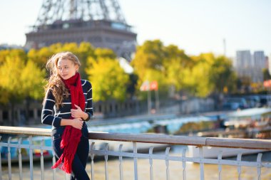 sonbahar günü Paris zevk güzel genç kız