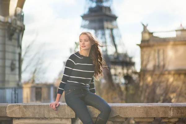 Красивая девушка в Париже — стоковое фото