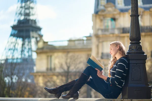 Mooie jonge vrouw in Parijs, het lezen van een boek — Stockfoto