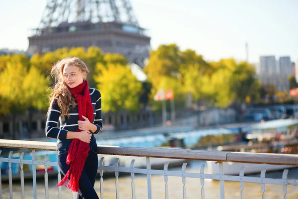 Vacker ung flicka njuter av hösten dag i paris — Stockfoto