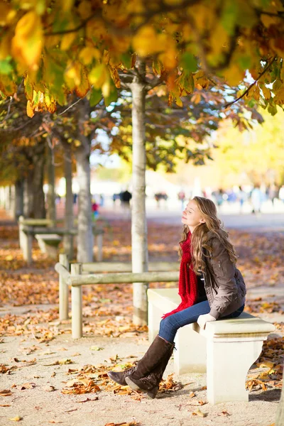 Ragazza godendo calda giornata autunnale a Parigi — Foto Stock