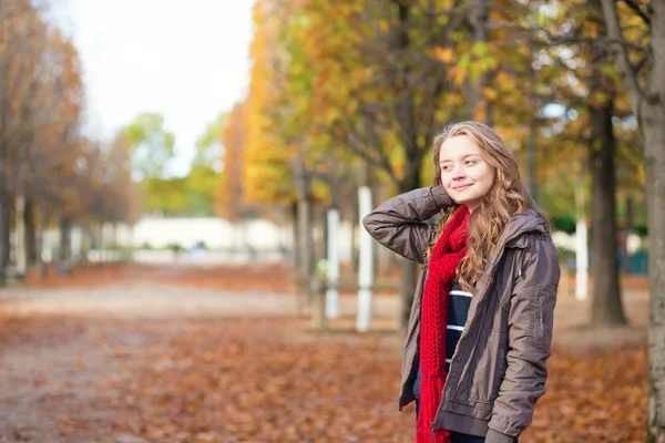 Chica disfrutando de un día de otoño —  Fotos de Stock
