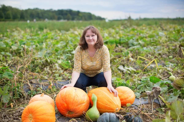 Młoda kobieta na pumpkin patch — Zdjęcie stockowe