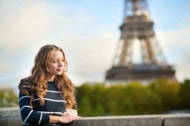 bir sonbahar günü Paris güzel bir genç kadın