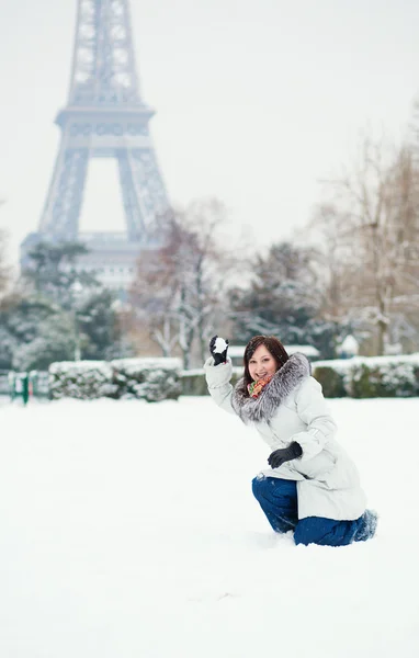 Chica jugando bolas de nieve en París — Foto de Stock