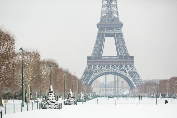 Snöig dag i paris, Frankrike — Stockfoto