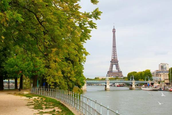 Az eiffel-torony, párizsi utca-és városrészlet — Stock Fotó