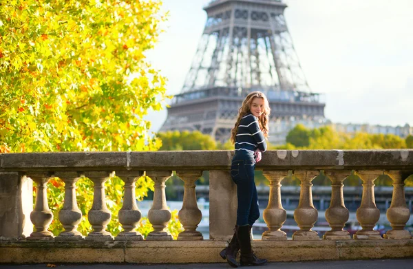 Vacker ung kvinna i paris på en höst dag — Stockfoto