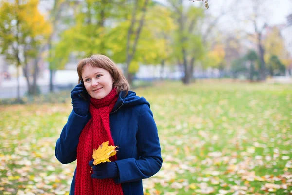 Meisje spreken op de telefoon in de straat — Stockfoto