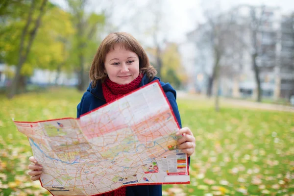 一张地图在大街上的女孩 — 图库照片
