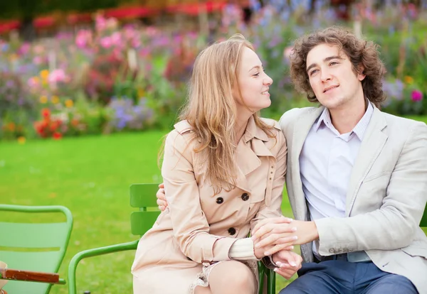 Romantiska par i en parisisk park — Stockfoto