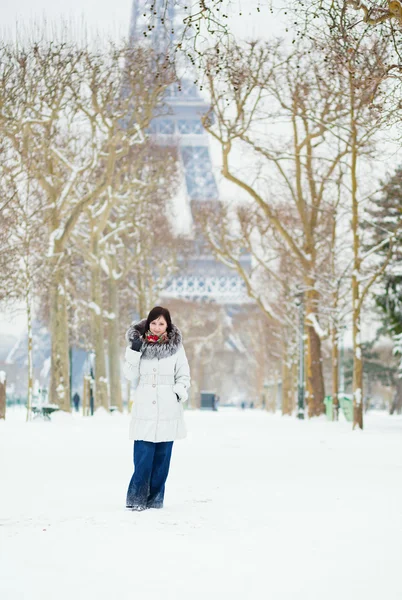 Belle jeune femme à Paris par une journée enneigée — Photo