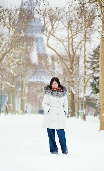 Όμορφη νεαρή γυναίκα στο Παρίσι μια χιονισμένη μέρα — Φωτογραφία Αρχείου