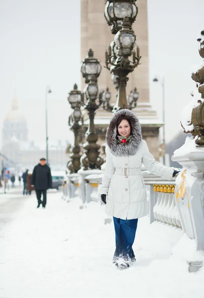 Schöne junge Frau in Paris an einem verschneiten Tag — Stockfoto