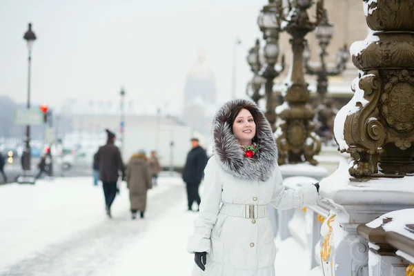 雪の日にパリの美しい若い女性 — ストック写真