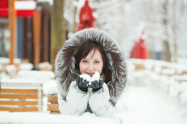 Meisje op een terras op een winterdag — Stockfoto