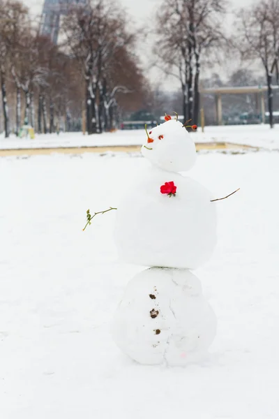 Muñeco de nieve divertido en una calle parisina — Foto de Stock