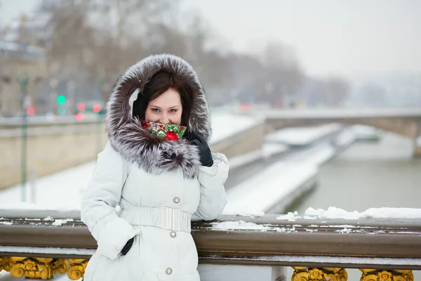 Beautiful young woman in Paris on a snowy day — Stock Photo, Image