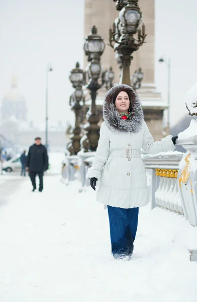 Belle jeune femme à Paris par une journée enneigée — Photo