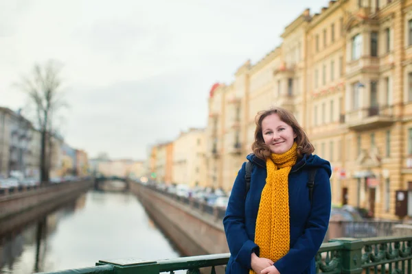 Lächelndes junges Mädchen in st. petersburg, russland — Stockfoto