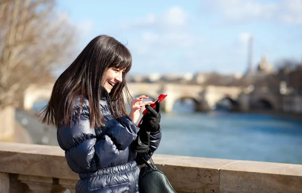 Turista feliz em Paris enviando um sms — Fotografia de Stock