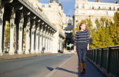 Paris'te yürüyen genç bir kadın