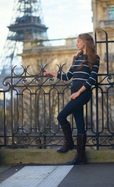 Paris'te genç kadın