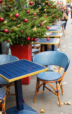 Paris açık kafe Noel için dekore edilmiştir.