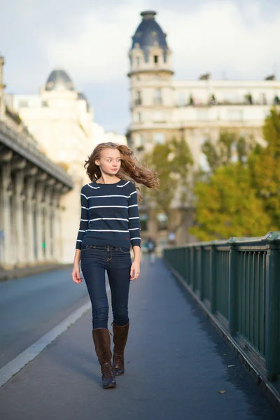 Молодая женщина, идущая по Парижу — стоковое фото