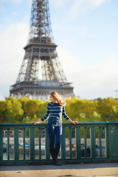 Giovane donna a Parigi — Foto Stock