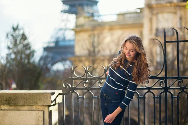 Paris'te genç kadın — Stok fotoğraf