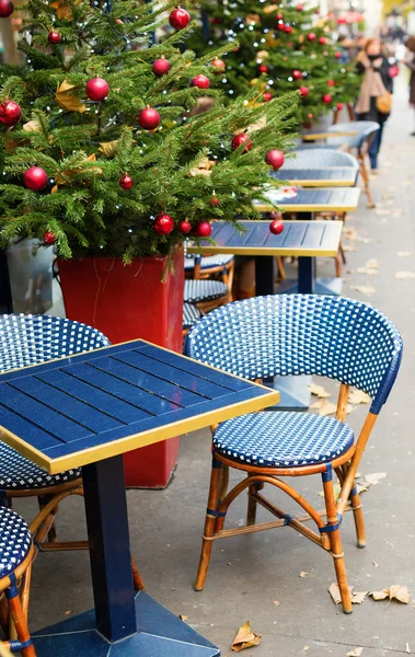 Parisian outdoor cafe decorated for Christmas — Stock Photo, Image