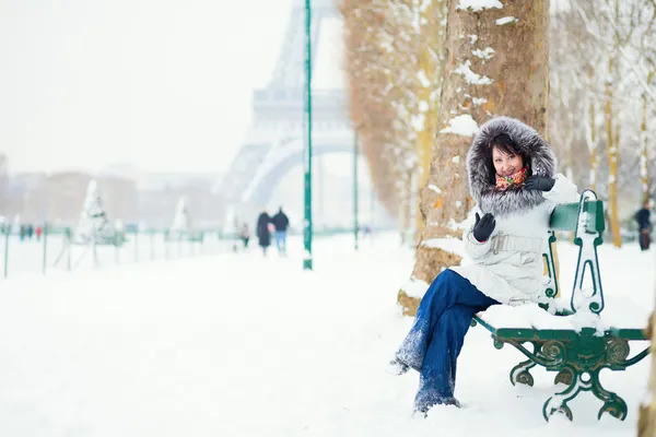 パリの雪の日を楽しんでいる女の子 — ストック写真