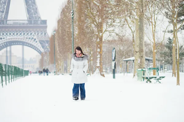 Девушка гуляет по Парижу в снежный день — стоковое фото