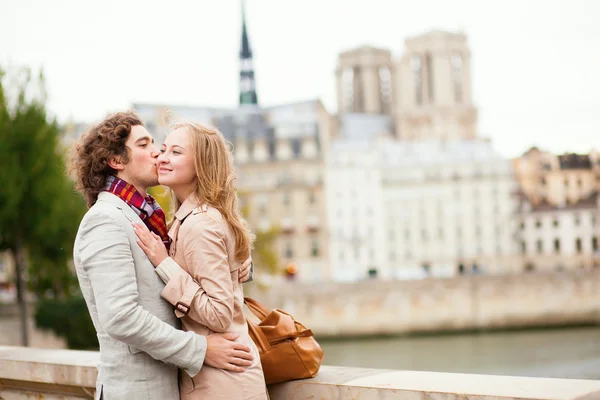 Namoro casal em Paris — Fotografia de Stock