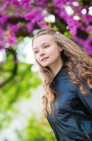 Menina bonita em um parque em um dia de primavera — Fotografia de Stock