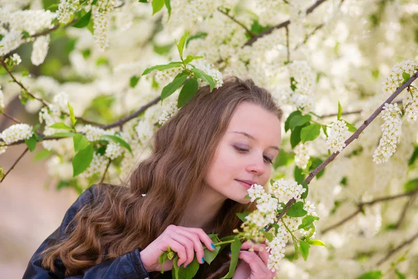 Vacker ung flicka i en park en vårdag — Stockfoto