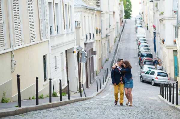 Šťastný pár, chůze na Montmartru — Stock fotografie