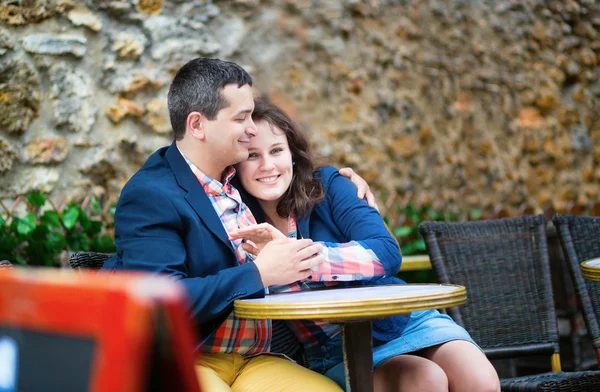 Citas pareja en un café parisino al aire libre —  Fotos de Stock