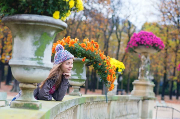 Menina parisiense nos Jardins do Luxemburgo — Fotografia de Stock