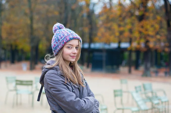 Menina parisiense nos Jardins do Luxemburgo — Fotografia de Stock