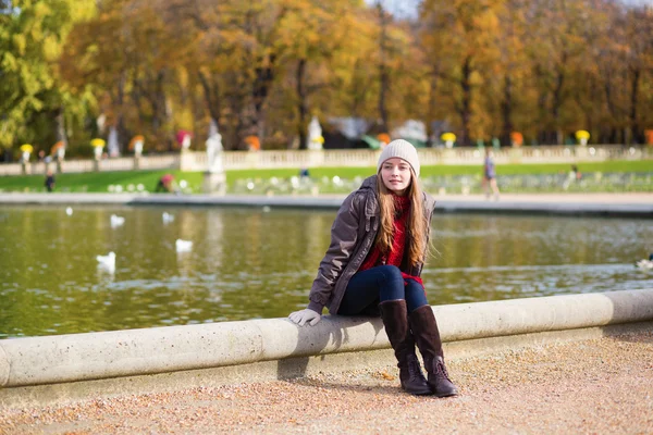 Girl in the Gardens of Luxembourg of Paris — Stock Photo, Image